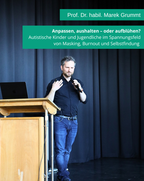 Eine Person steht auf der Bühne und hält ein Mikro in der Hand. Neben ihm ist ein Rednerpult. Auf grünem Hintergrund steht in weißer Schrift: „Prof. Dr. habil. Marek Grummt. Anpassen, aushalten – oder aufblühen? Autistische Kinder und Jugendliche im Spannungsfeld von Masking, Burnout und Selbstfindung.“