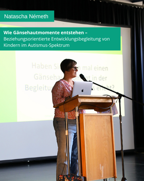Eine Person steht hinter einem Rednerpult auf einer Bühne. Hinter ihr ist eine Leinwand zu sehen, auf der eine Präsentation projiziert ist. Auf grünem Hintergrund steht in weißer Schrift: „Natascha Németh. Wie Gänsehautmomente entstehen – Beziehungsorientierte Entwicklungsbegleitung von Kindern im Autismus-Spektrum.“