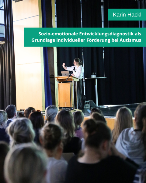 Eine Person steht auf einer Bühne und gestikuliert mit einer Hand. Vorne im Bild sitzt das Publikum. Auf grünem Hintergrund steht in weißer Schrift: „Karin Hackl. Sozio-emotionale Entwicklungsdiagnostik als Grundlage individueller Förderung bei Autismus.“
