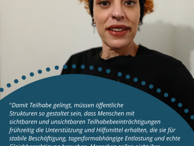 Eine Person mit schwarzer Kleidung, einem schwarzen Stirnband und blonden Locken steht vor einer hellen Wand. In einer blauen Textblase mit blauen Punkten drum herum steht folgender Text: "Damit Teilhabe gelingt, müssen öffentliche Strukturen so gestaltet sein, dass Menschen mit sichtbaren und unsichtbaren Teilhabebeeinträchtigungen frühzeitig die Unterstützung und Hilfsmittel erhalten, die sie für stabile Beschäftigung, tagesformabhängige Entlastung und echte Gleichberechtigung brauchen. Menschen sollen nicht ihre Lebenswelten anpassen müssen – es müssen sich die Rahmenbedingungen verändern, denn Barrieren entstehen durch Strukturen, nicht durch die Betroffenen. Frau Wright“